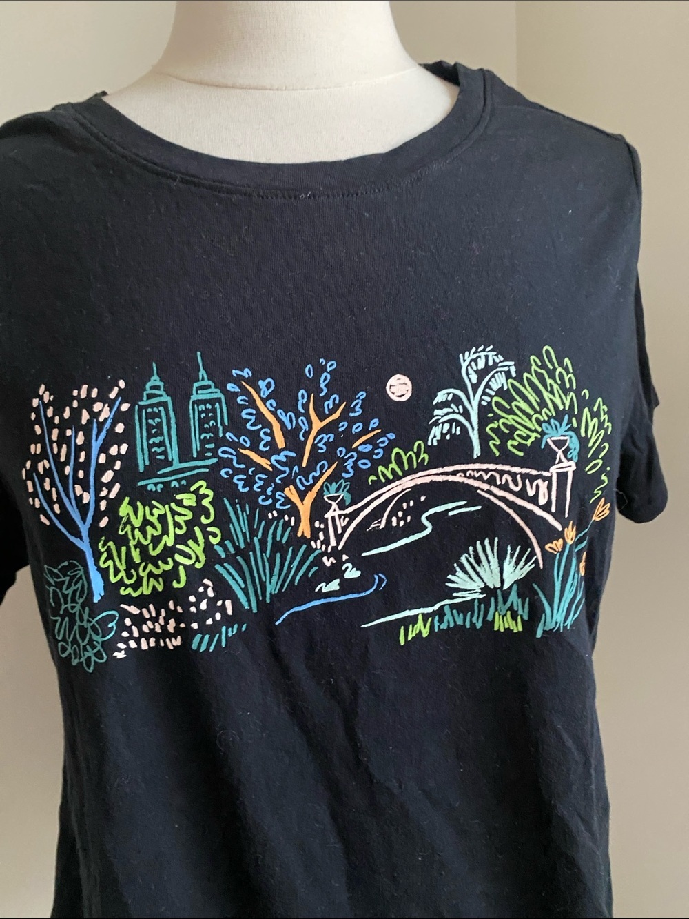 Old Navy Black City Graphic Short-Sleeve Women's Tee Womens Sz Large - Picture 2 of 6
